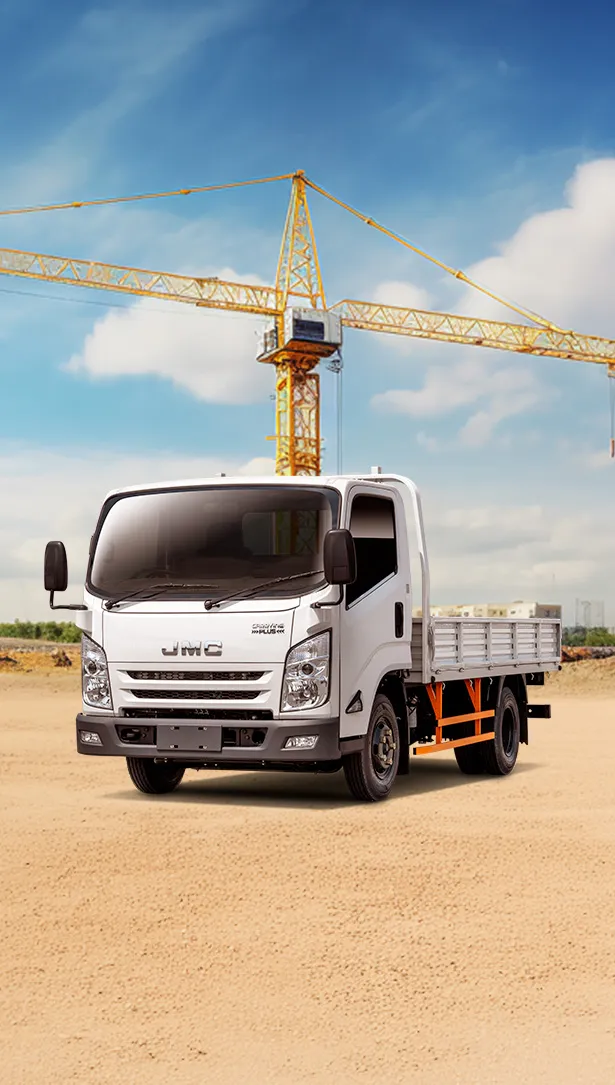 Carrying Plus sur un chantier avec une grue en arrière-plan 