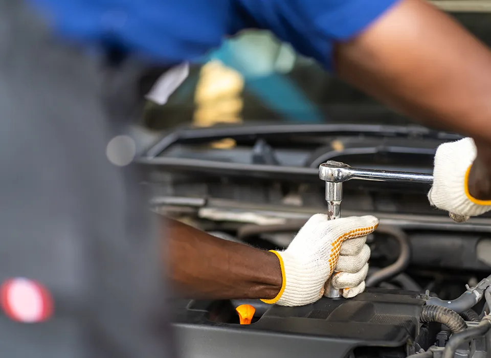 Mécanicien effectuant une réparation sur un moteur
