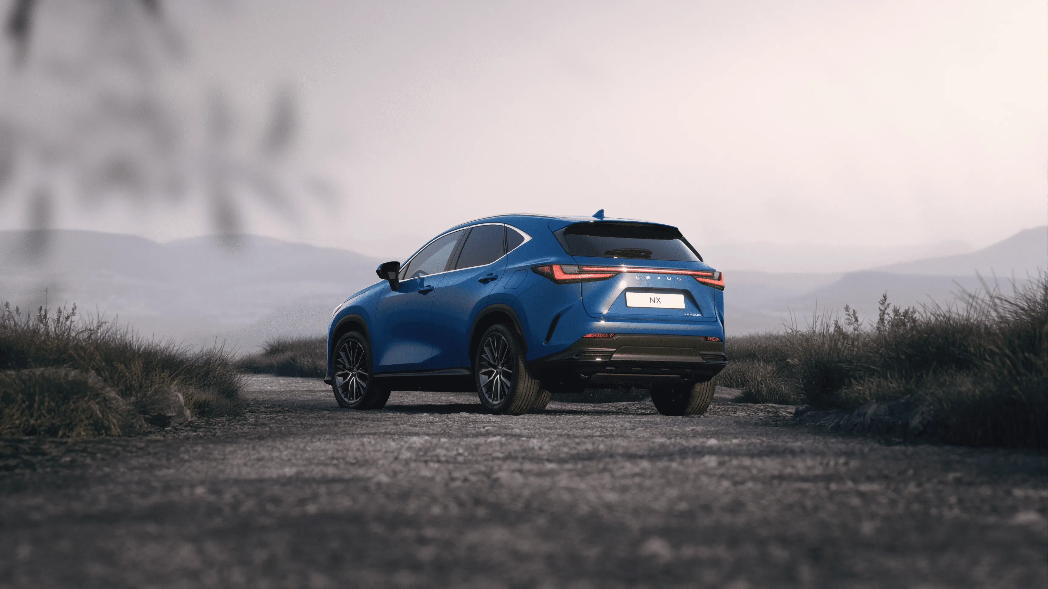 automóvel NX Lexus azul celestial parado num ambiente rural