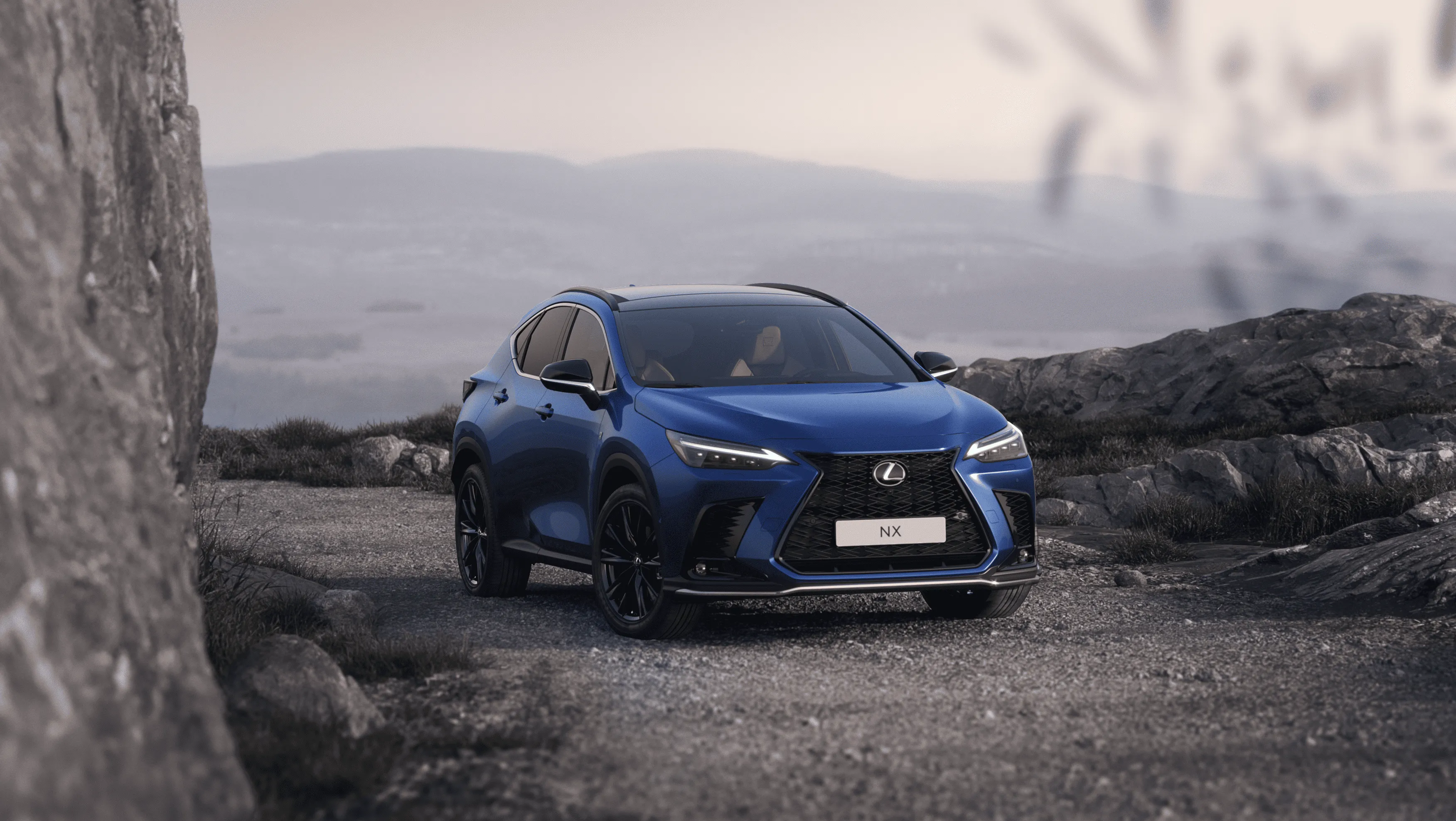 Vista da frente de um automóvel lexus nx azul