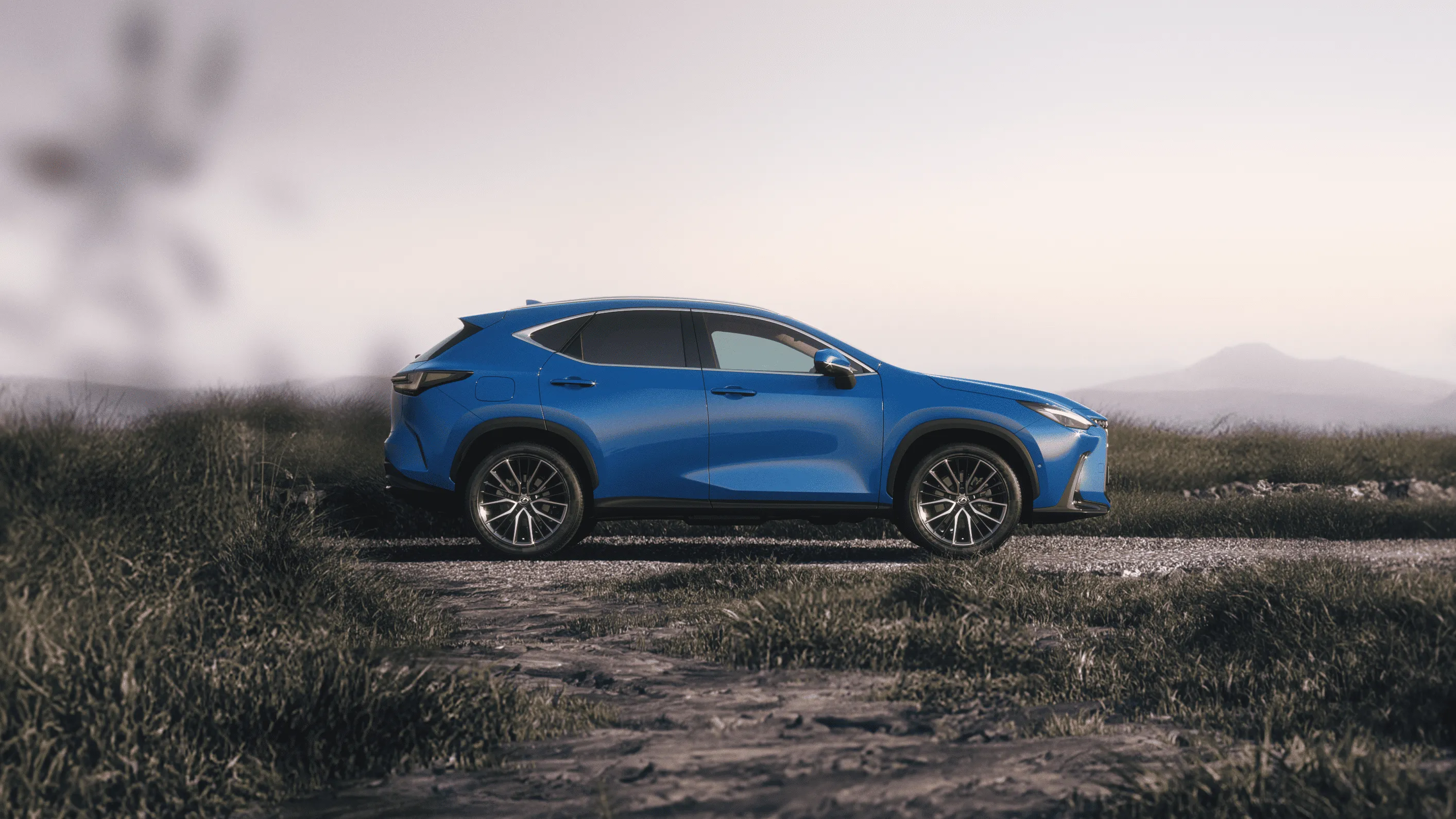 vista lateral de um automóvel azul celestial em ambiente rural
