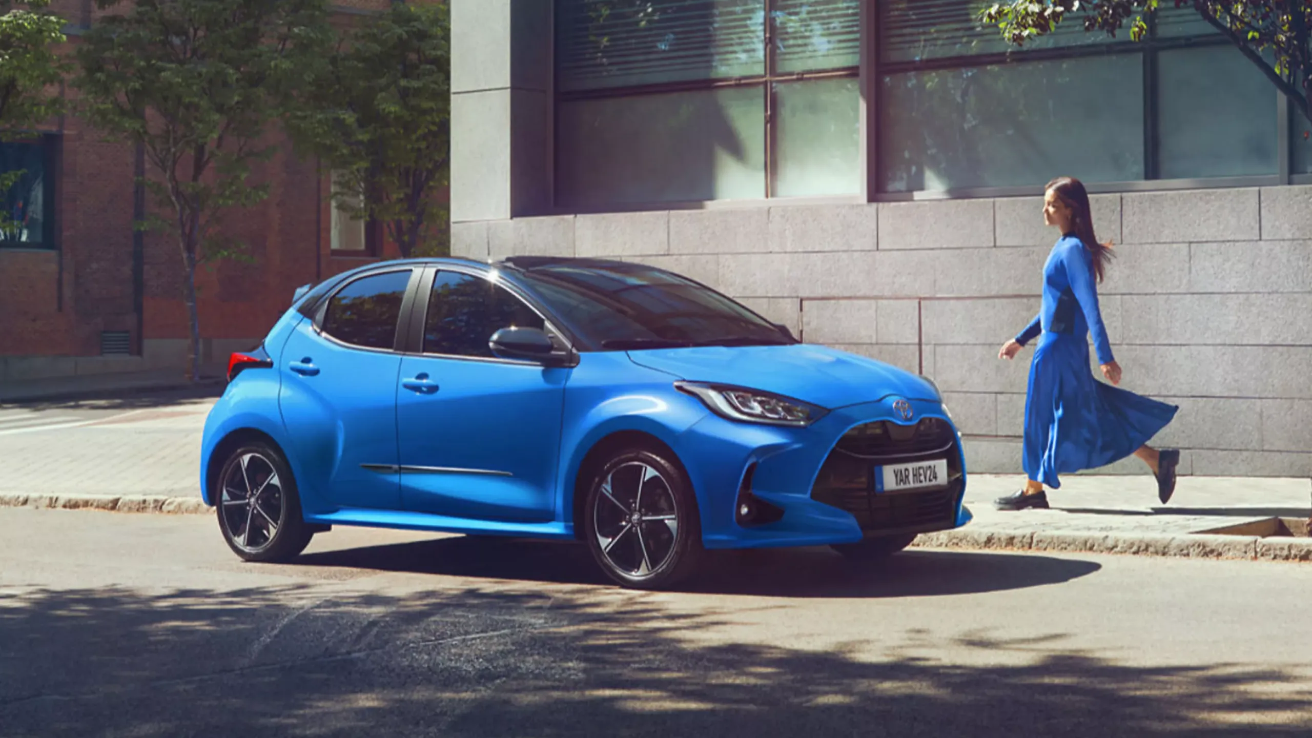 Toyota Yaris azul estacionado com vista lateral estacionado
