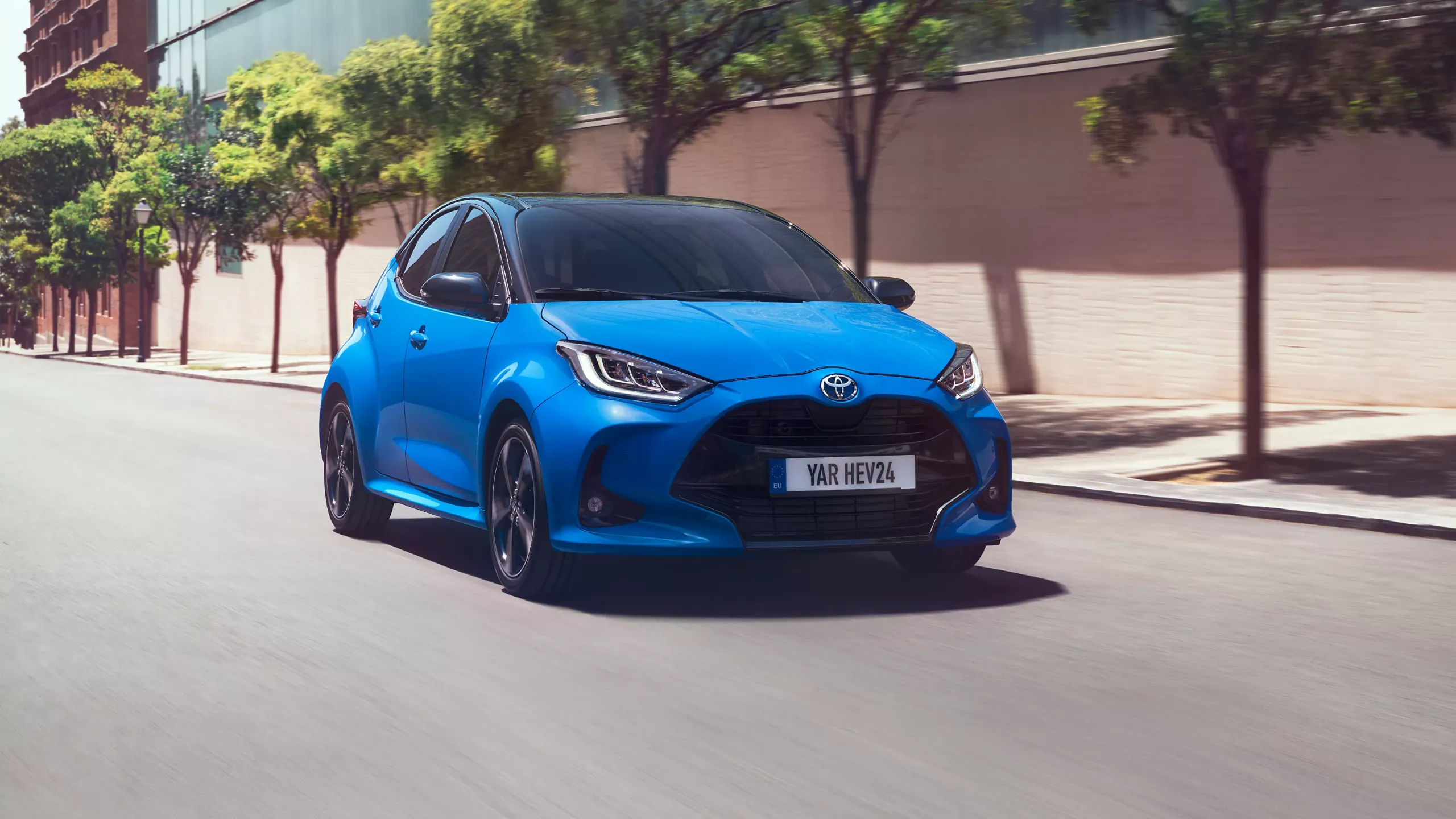 Toyota Yaris azul com vista frontal a circular pela cidade