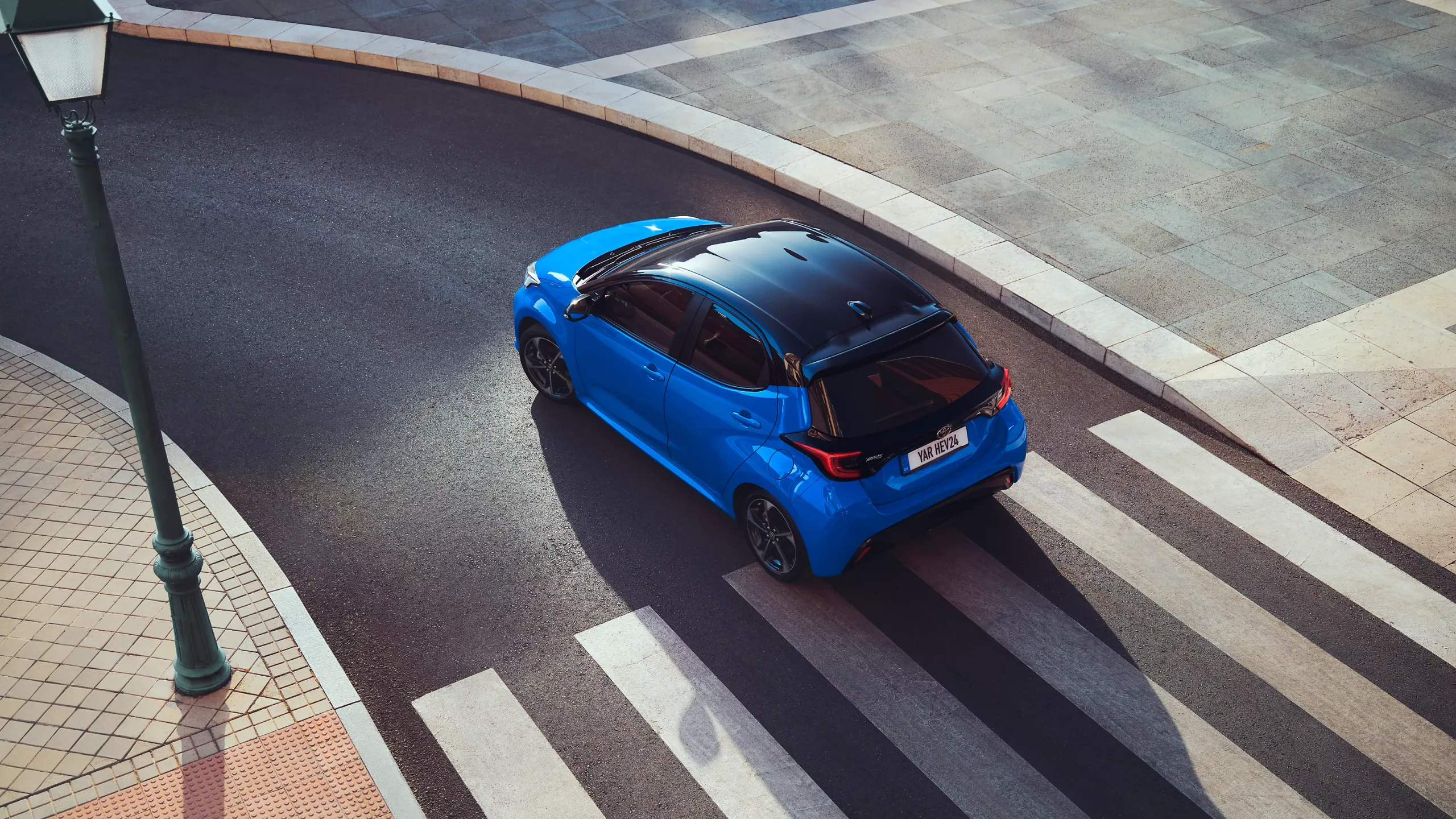 Toyota Yaris azul com vista frontal a descrever uma curva