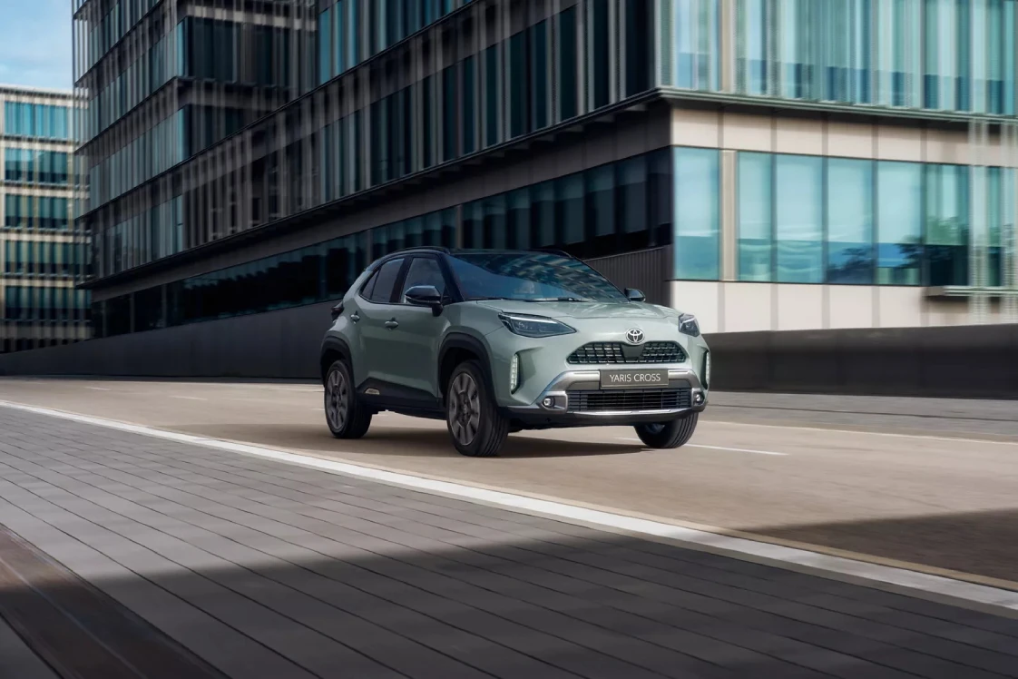toyota yaris cross em andamento numa estrada em ambiente urbano