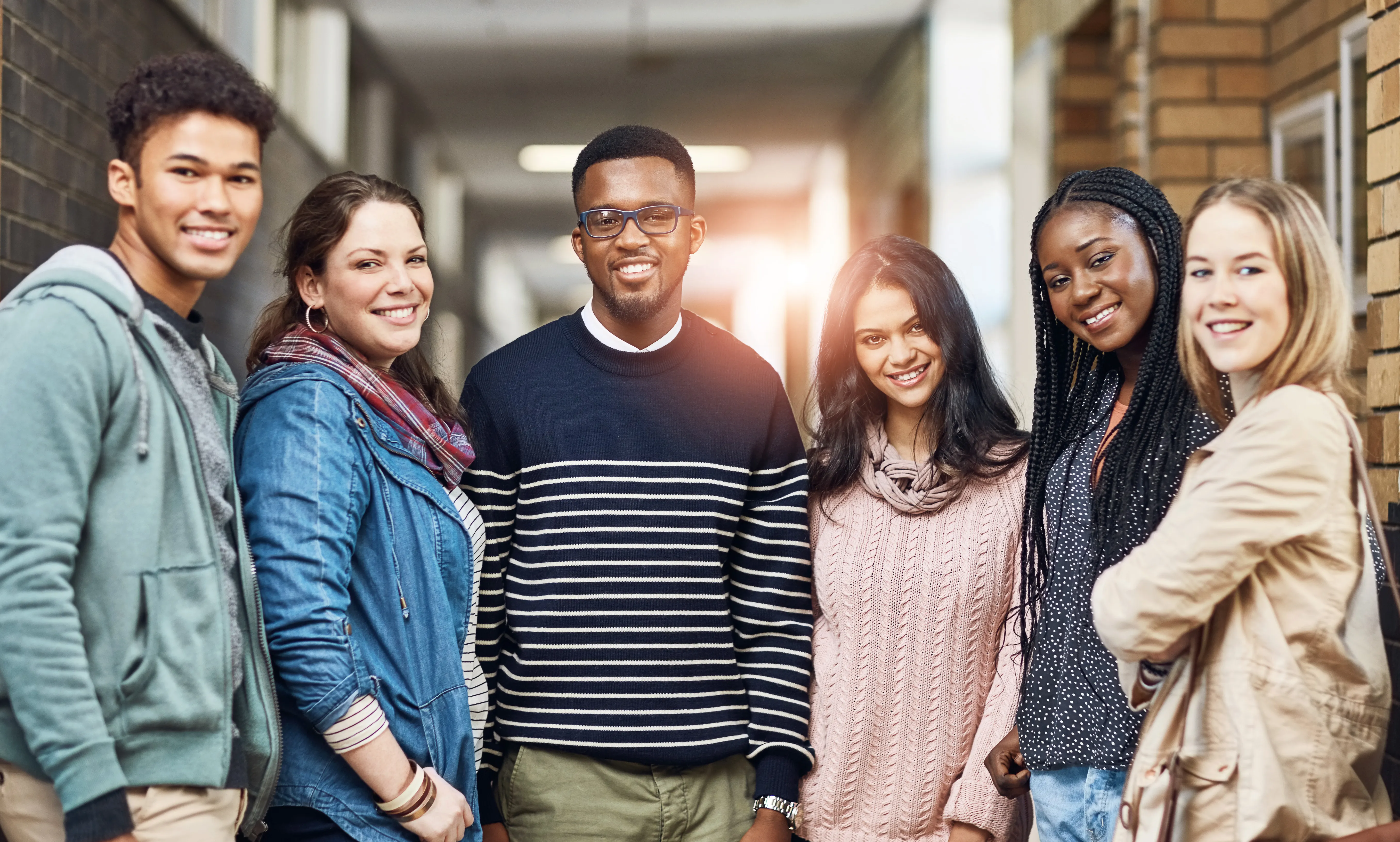 Grupo de jovens multiracional