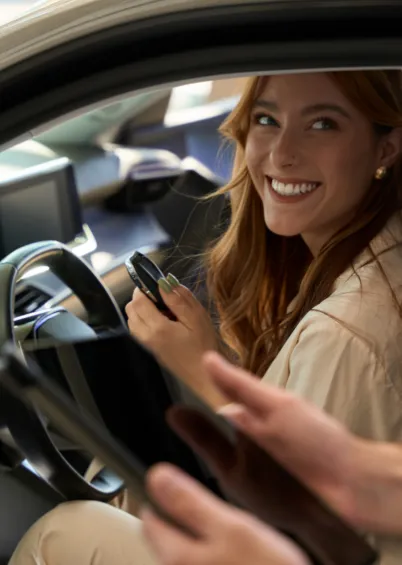 Mulher sorridente dentro de um carro