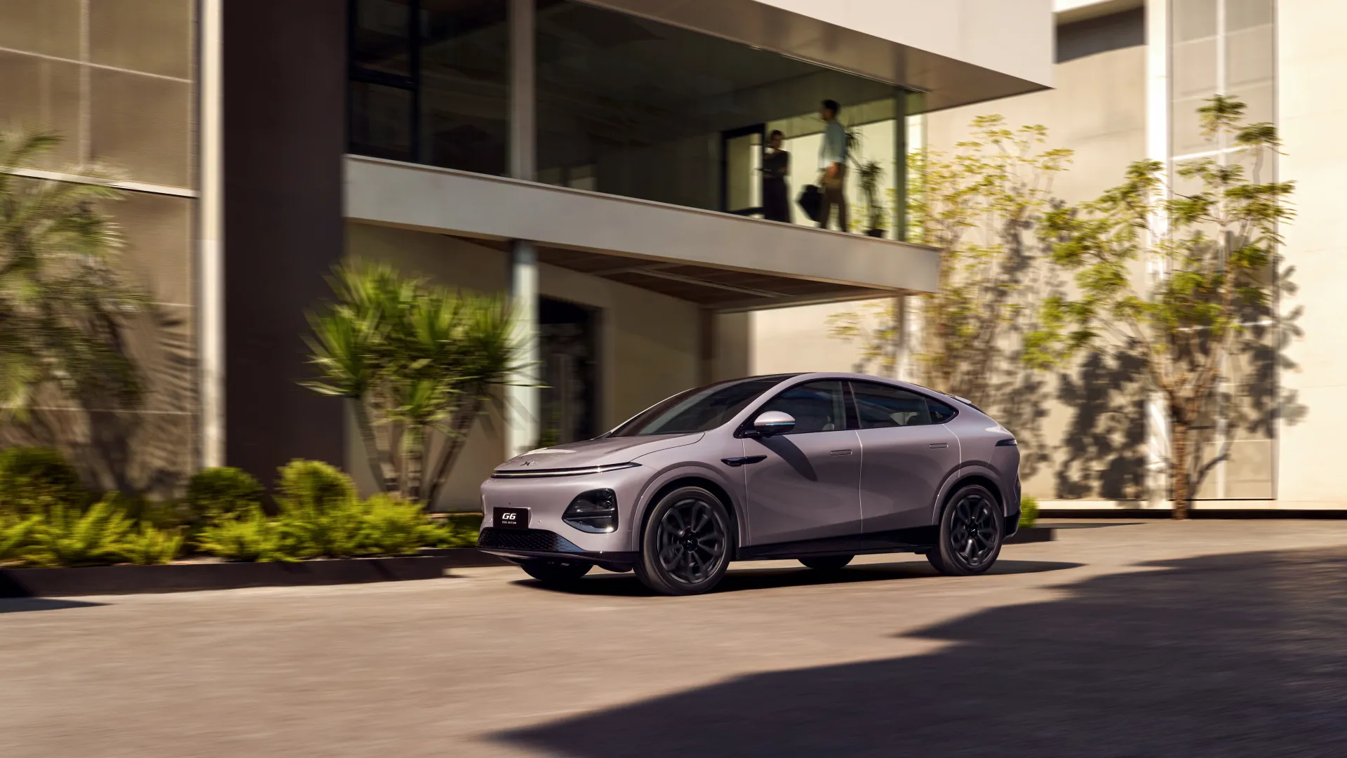 XPENG G6 SUV coupé eléctrico circulando por la ciudad
