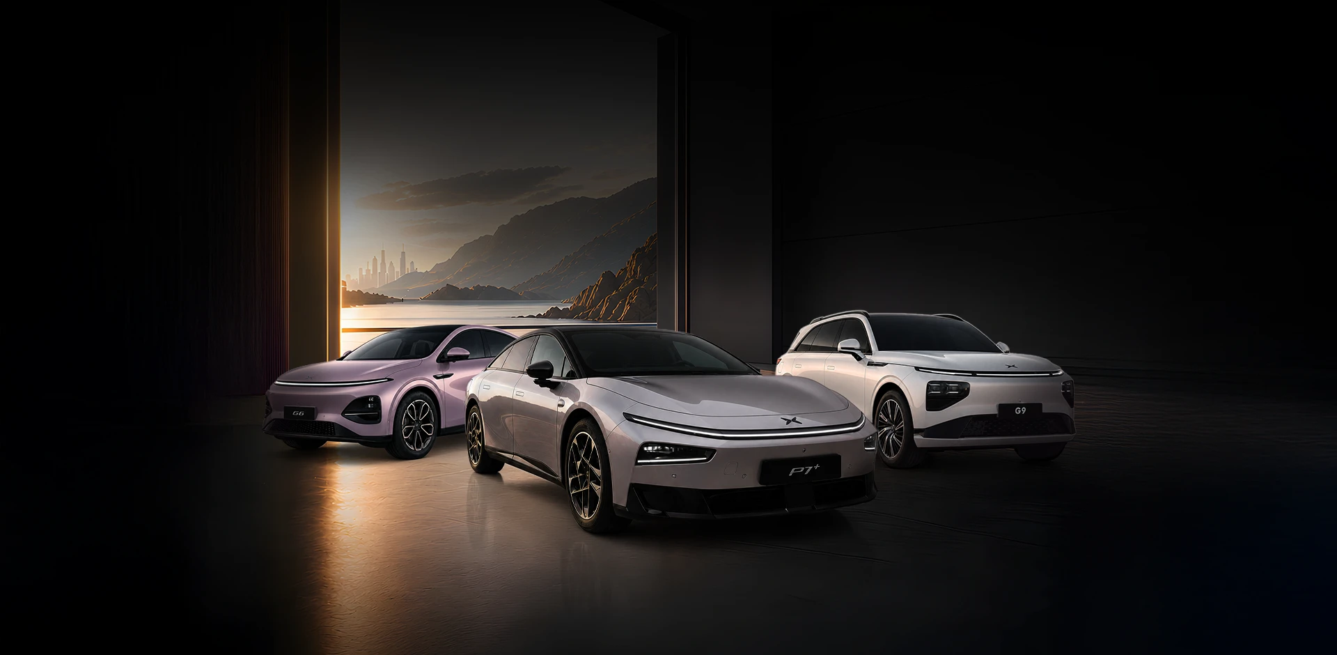 Três veículos elétricos XPENG — modelos E7, P7+ e G9 — exibidos em um showroom escuro com paisagem de montanhas ao fundo.
