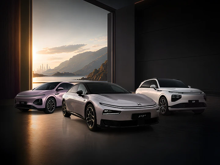 Três veículos elétricos XPENG — modelos E7, P7+ e G9 — exibidos em um showroom escuro com paisagem de montanhas ao fundo.