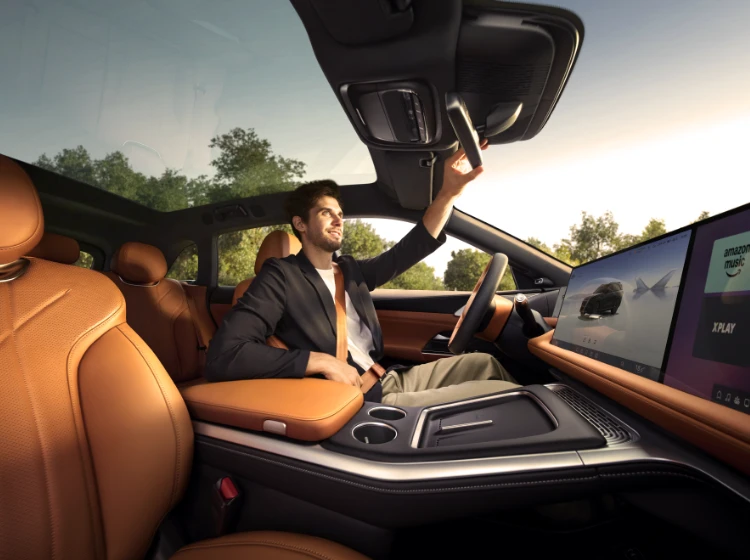 Interior premium do SUV elétrico XPENG G9 com bancos castanhos e teto panorâmico.