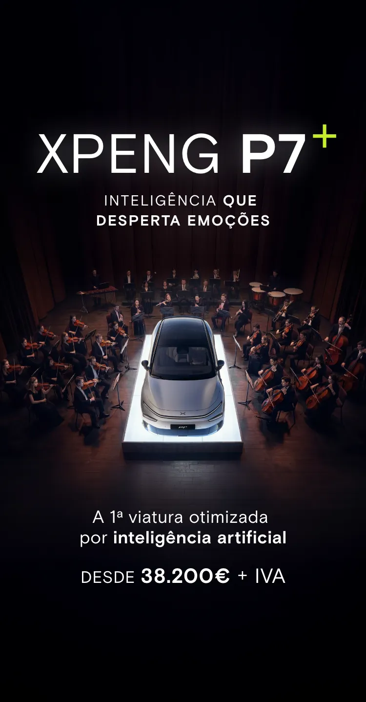 XPENG P7+ num palco iluminado, rodeado por uma orquestra, com mensagens promocionais sobre inteligência artificial.