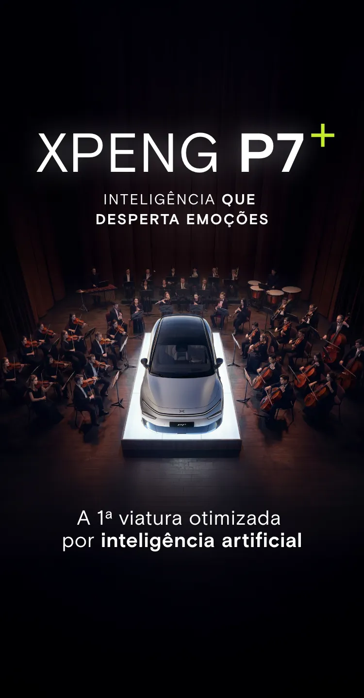 XPENG P7+ num palco iluminado, rodeado por uma orquestra, com mensagens promocionais sobre inteligência artificial.