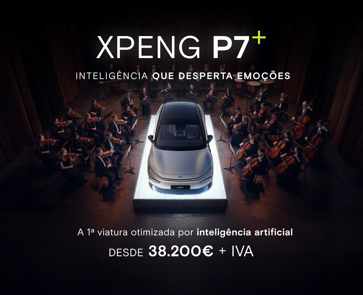 XPENG P7+ num palco iluminado, rodeado por uma orquestra, com mensagens promocionais sobre inteligência artificial.