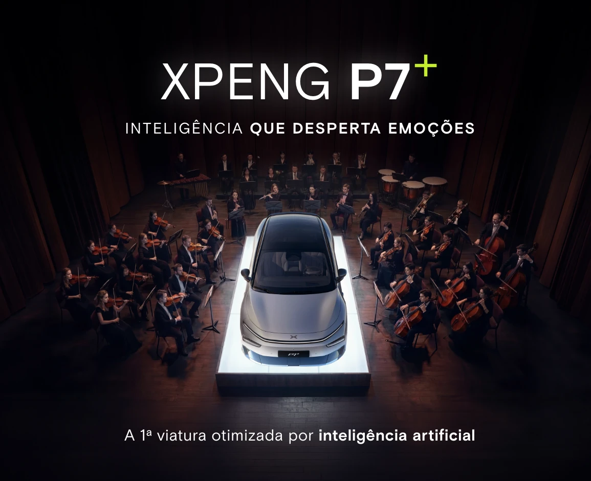 XPENG P7+ num palco iluminado, rodeado por uma orquestra, com mensagens promocionais sobre inteligência artificial.
