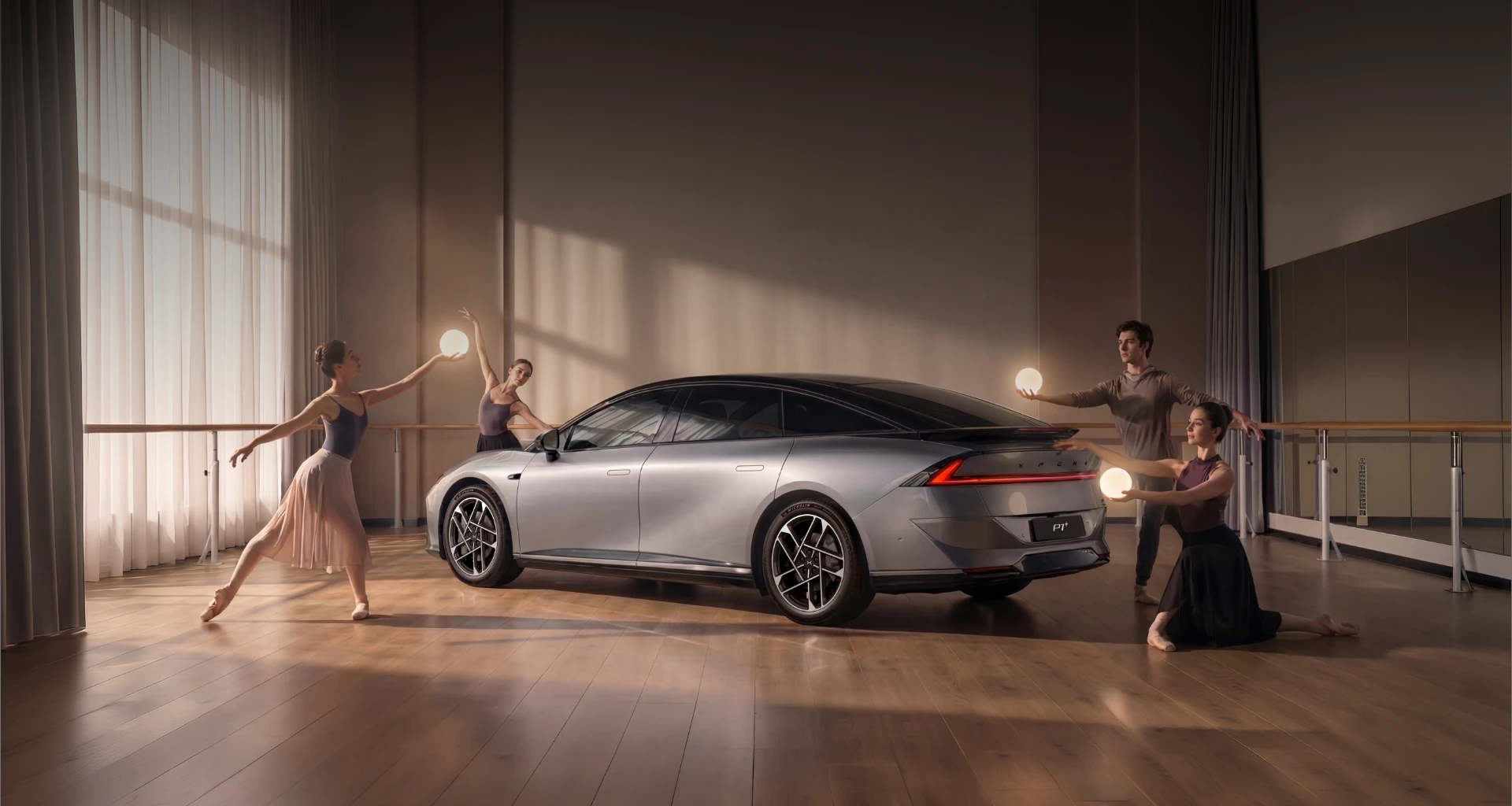 XPENG P7+ estacionado num estúdio de dança rodeado por bailarinos em movimento, reforçando a ligação entre conforto, elegância e experiência premium.