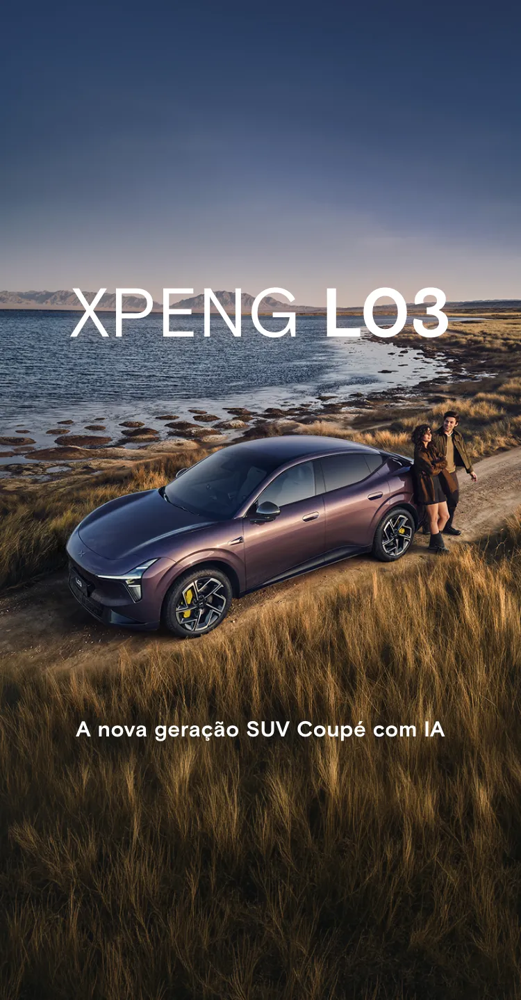 XPENG L03 SUV Coupé elétrico estacionado junto à costa com casal ao lado