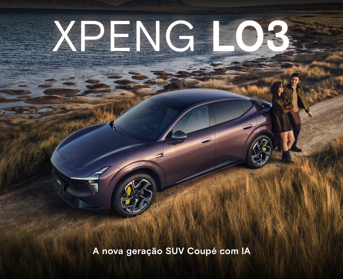 XPENG L03 SUV Coupé elétrico estacionado junto à costa com casal ao lado
