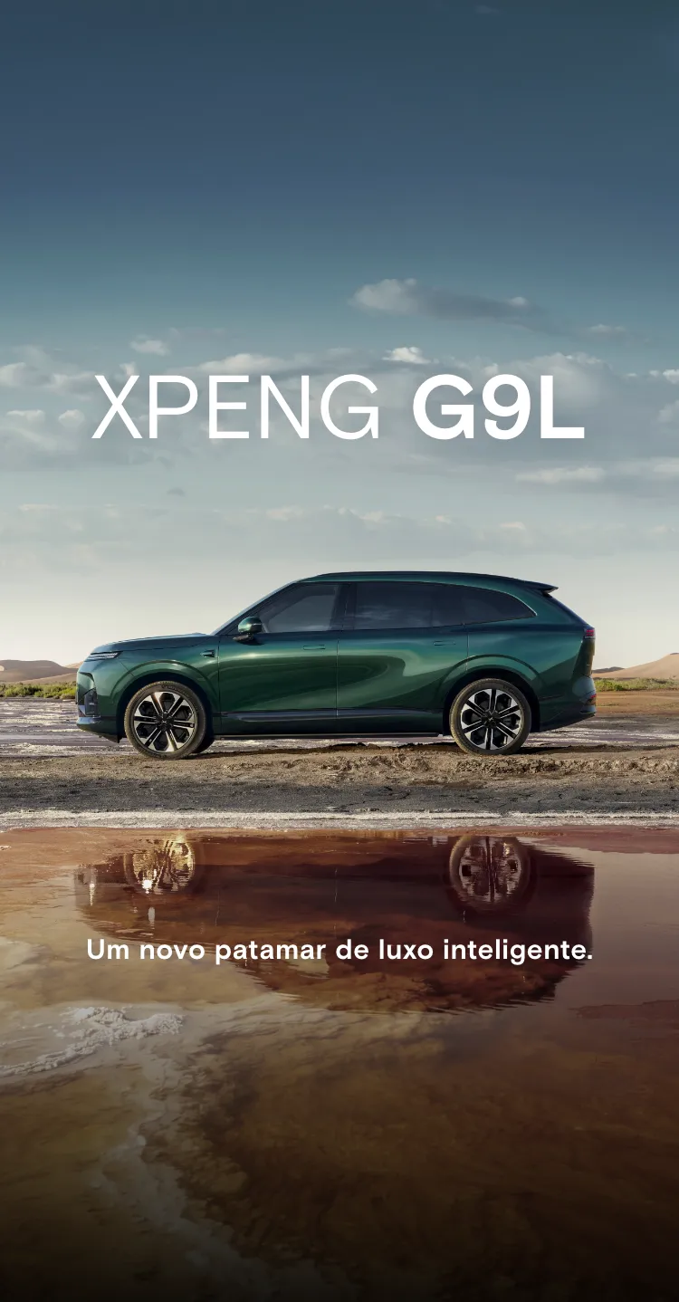 SUV XPENG G9L verde estacionado numa paisagem desértica, refletido numa zona de água, com o texto “Um novo patamar de luxo inteligente.”