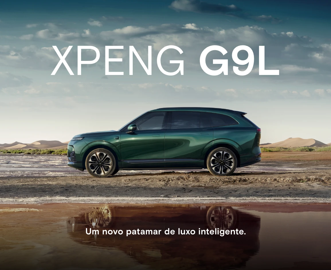 SUV XPENG G9L verde estacionado numa paisagem desértica, refletido numa zona de água, com o texto “Um novo patamar de luxo inteligente.”