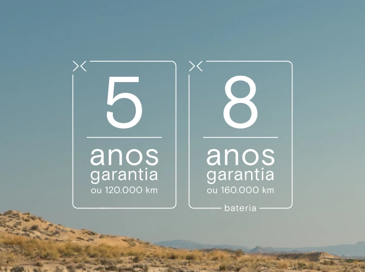 Selo de garantias Xpeng. À esquerda 5 anos de garantias ou 120.000 km. À direita 8 anos de garantia ou 160.000 km com um fundo de paisagem árida com montanhas.